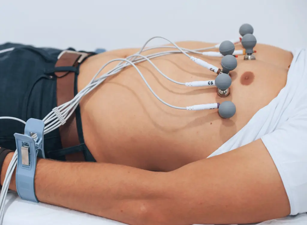 Paciente realizando exame de eletrocardiograma