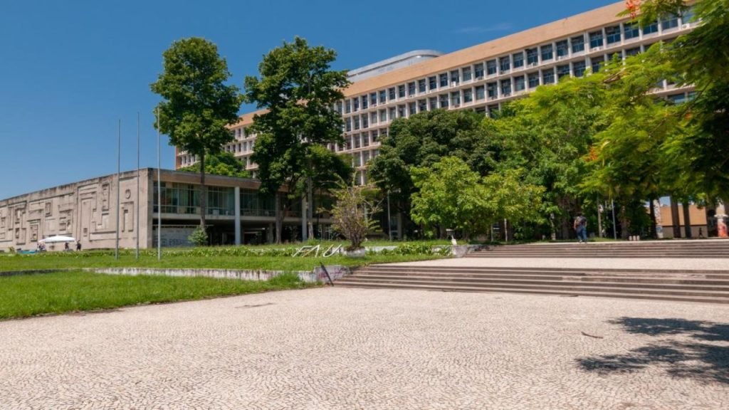 Residência Médica 2023 UFRJ. Confira tudo o que você precisa saber sobre o edital com 509 vagas no blog do Revisamed: datas, temas e vagas!