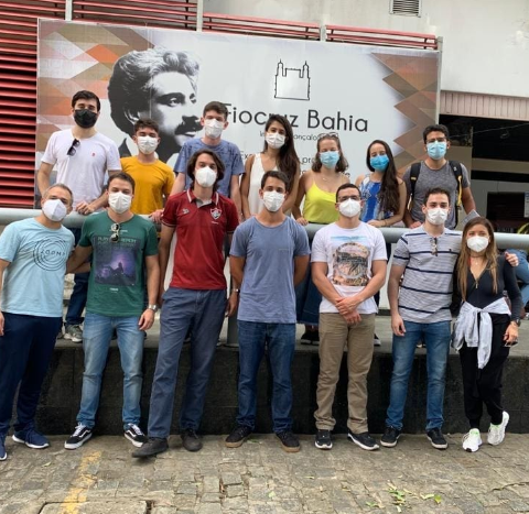 O coordenador e professor Marcos Moura do projeto Planet & Ar e estudantes da FCMS/JF na Ilha da Maré, em novembro de 2021.