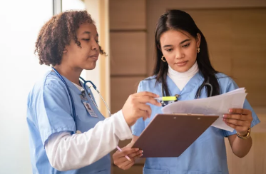 duas estudantes de medicina olhando resultado da prova de residencia médica da unifesp