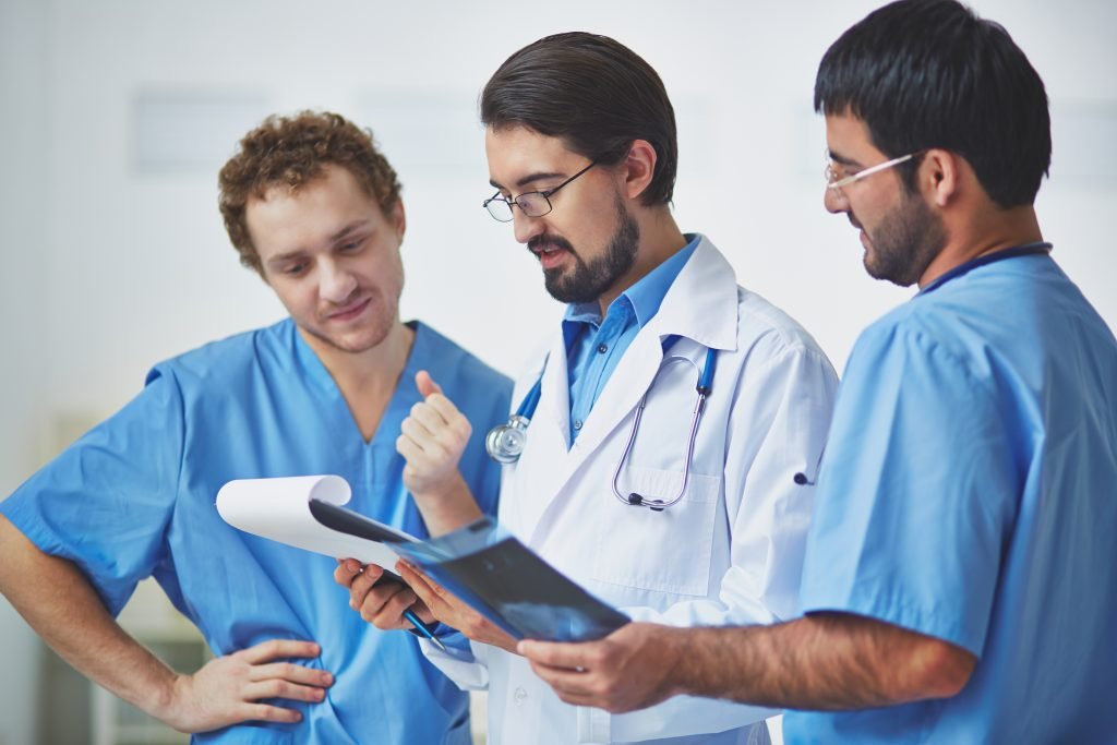 medico preceptor dizendo para dois estudants como estudar para o Enamed