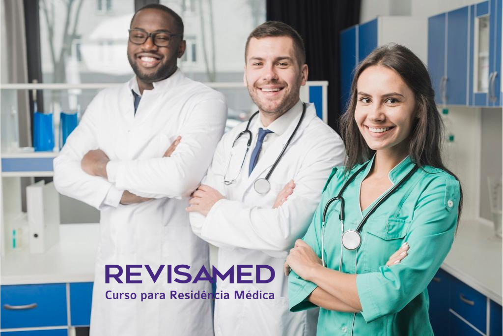 Médicos e médica jovens escolhem residência médica com acesso direto