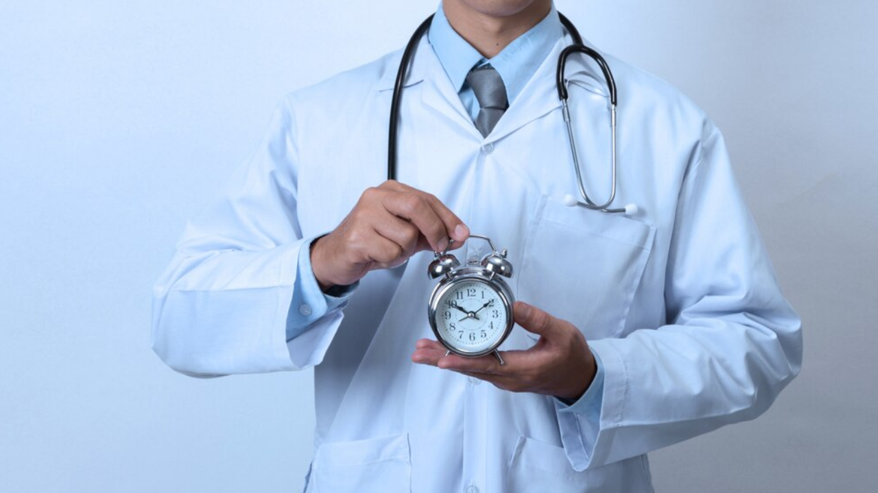 Jovem médico segurando um relógio