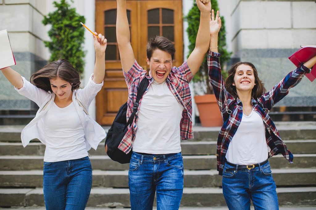 estudantes comemoram aprovação na residência médica
