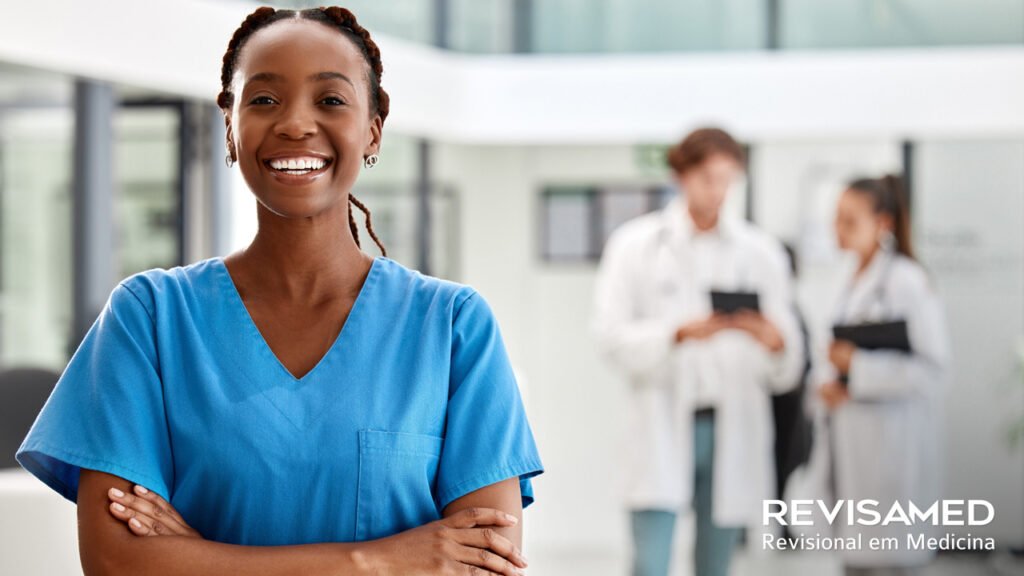 Médica sorrindo 