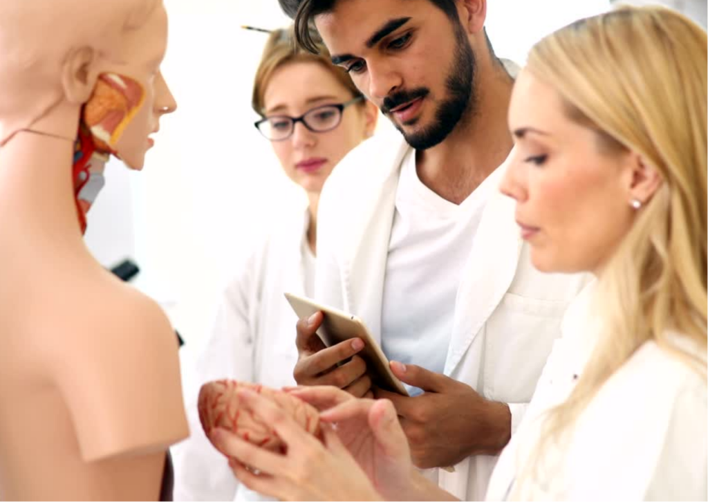 Estudantes de Medicina fazendo a prova prática do Revalida, mais conhecida por prova de Habilidades Clínicas. 