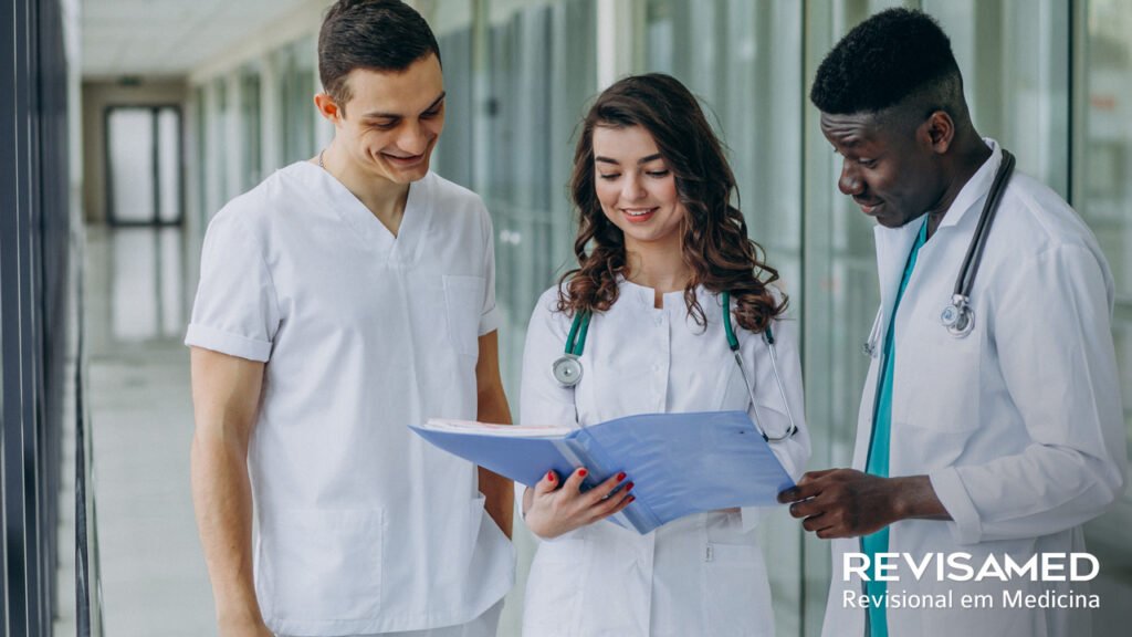 Médica e médicos estudando atualizações médicas