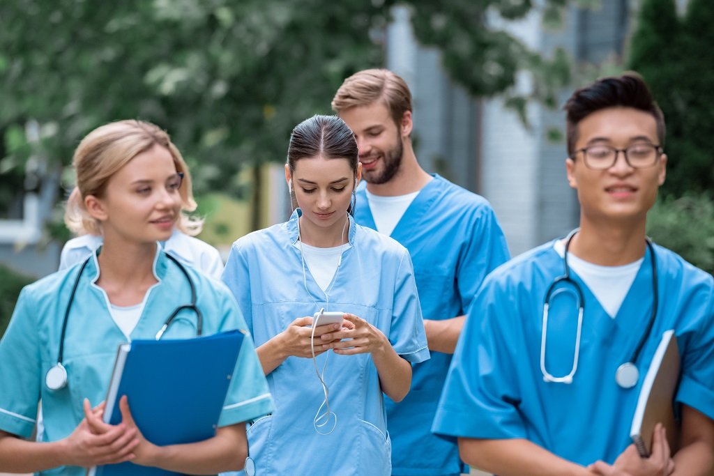 Médicos formados fora do Brasil fazem prova para validar diploma.