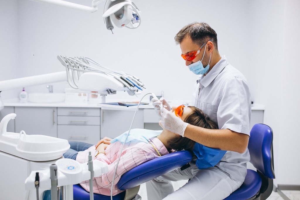 dentista especializado atendendo paciente