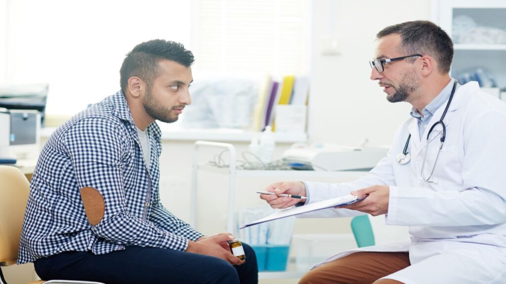 Médico conversando com paciente sobre o câncer de próstata 